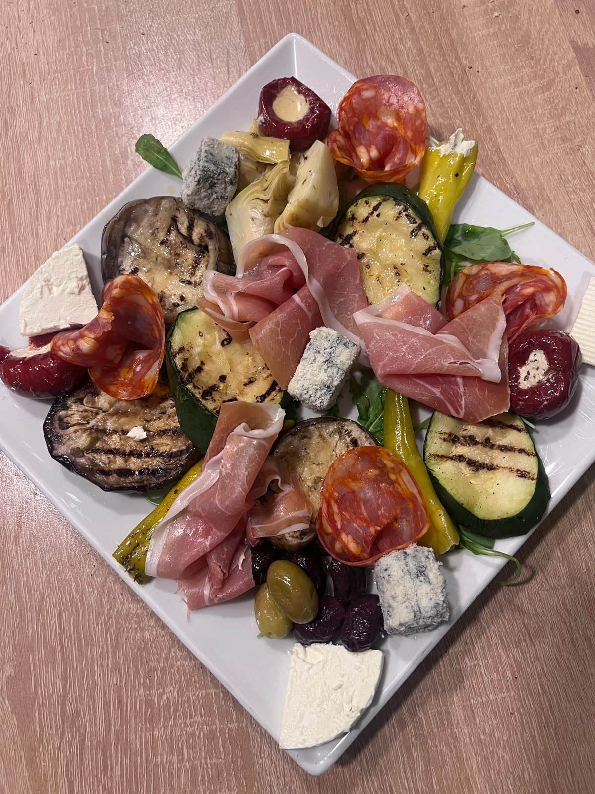 Antipasti-Teller mit gegrilltem Gemüse, Schinken, Salami und Käse