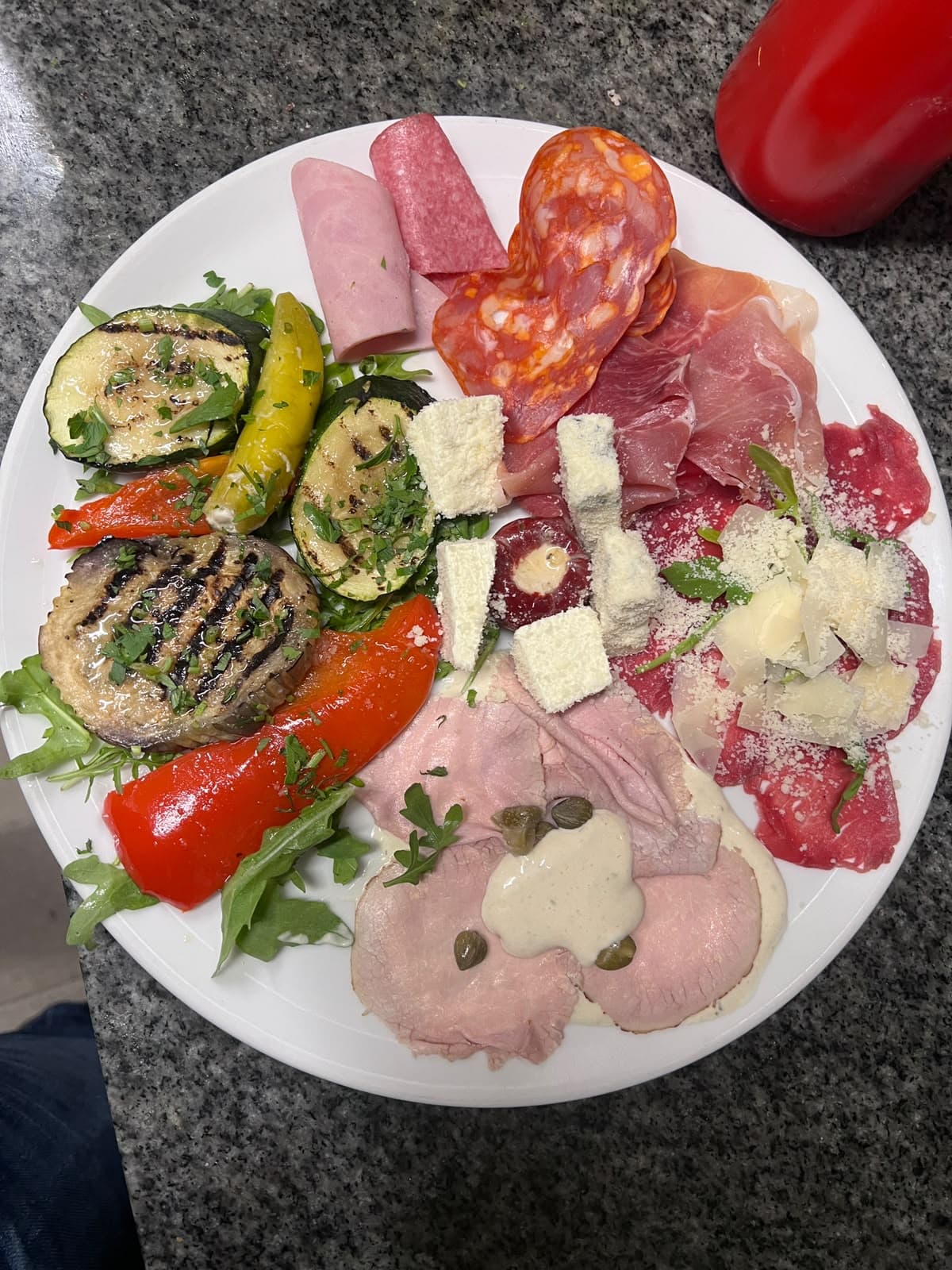 Gemischter Antipasti-Teller mit Vitello Tonnato, Carpaccio und gegrilltem Gemüse