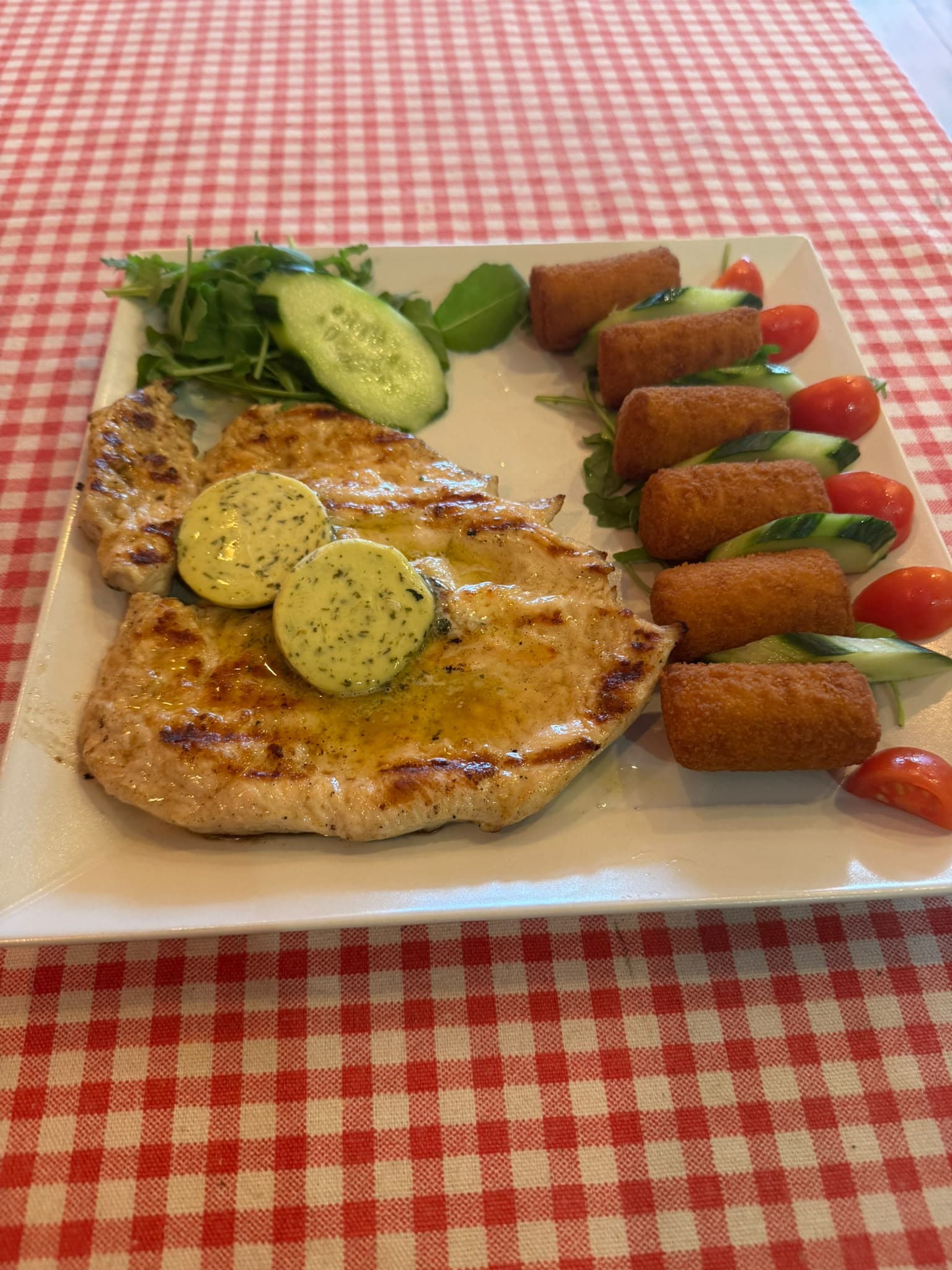 Gegrillte Hähnchenbrust mit Kräuterbutter und Kroketten