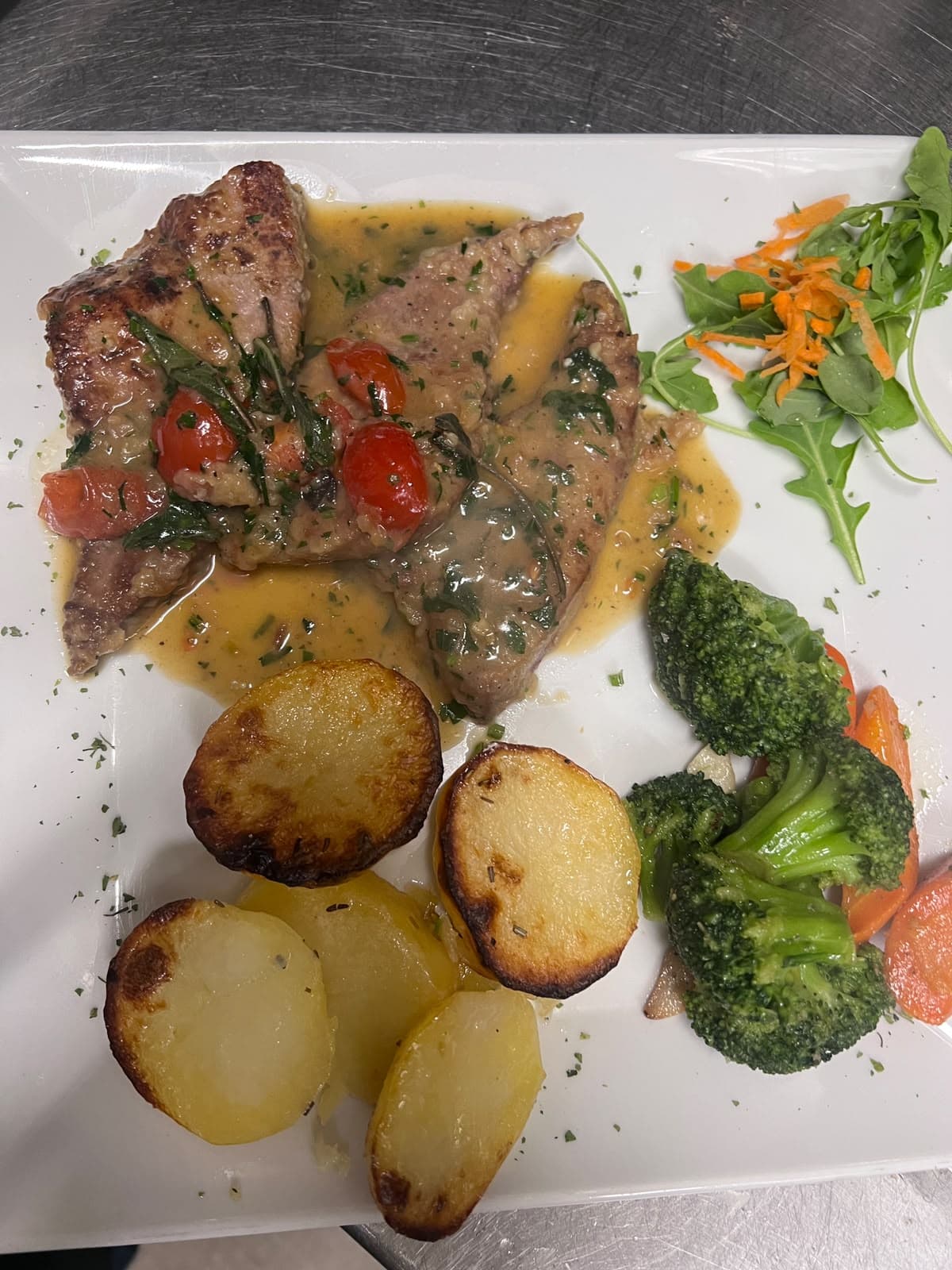 Kalbsschnitzel in Kräutersauce mit Bratkartoffeln und Brokkoli