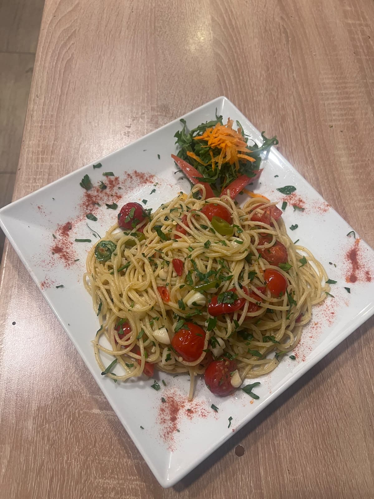 Spaghetti aglio e olio mit Kirschtomaten, Chili und Petersilie
