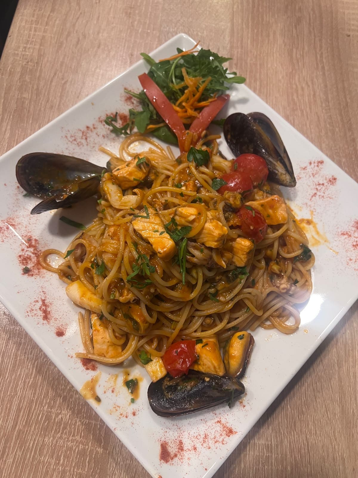 Spaghetti mit Lachs und Miesmuscheln in Tomatensauce
