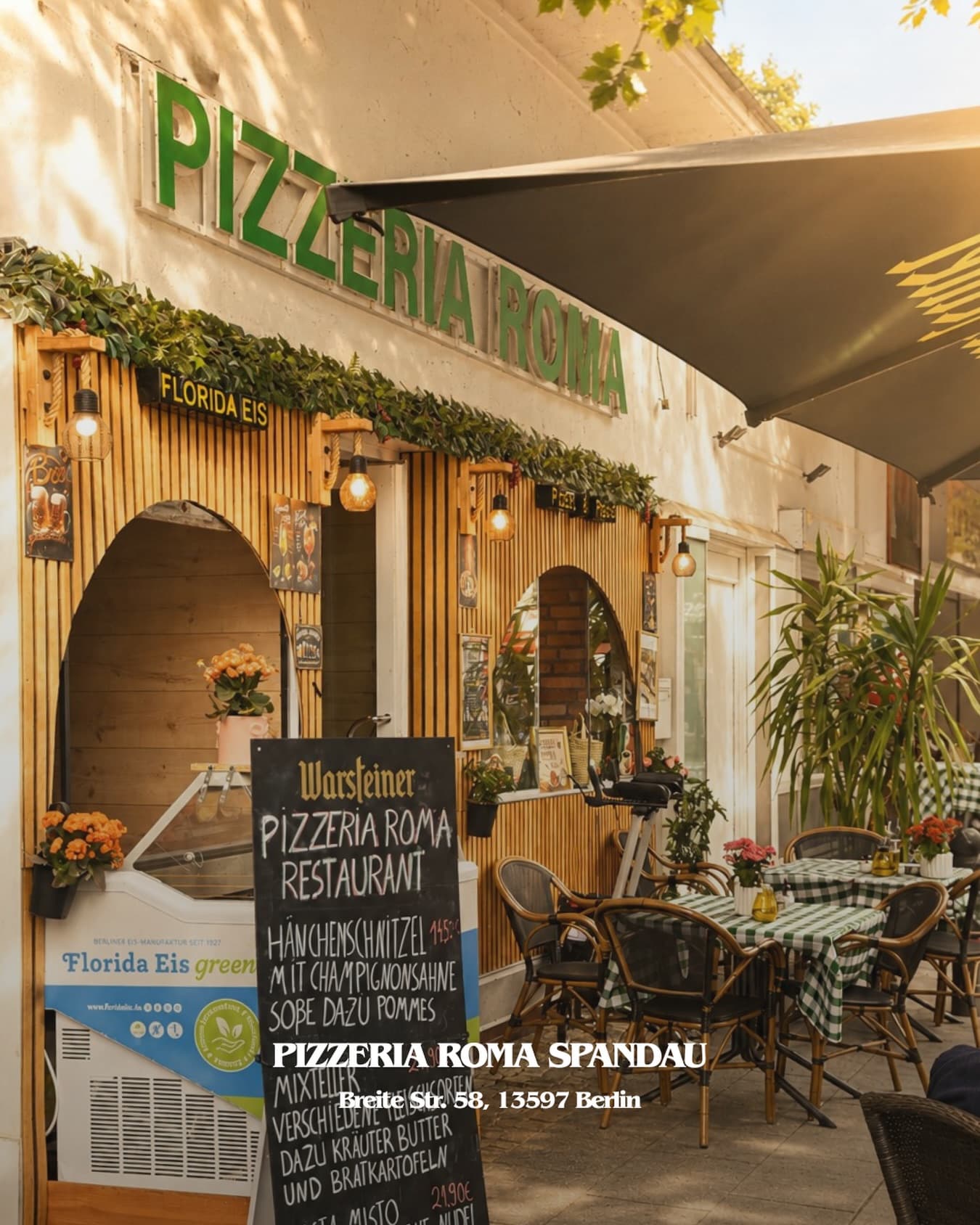 Außenansicht der Pizzeria Roma Spandau mit Terrasse in der Breiten Straße 58
